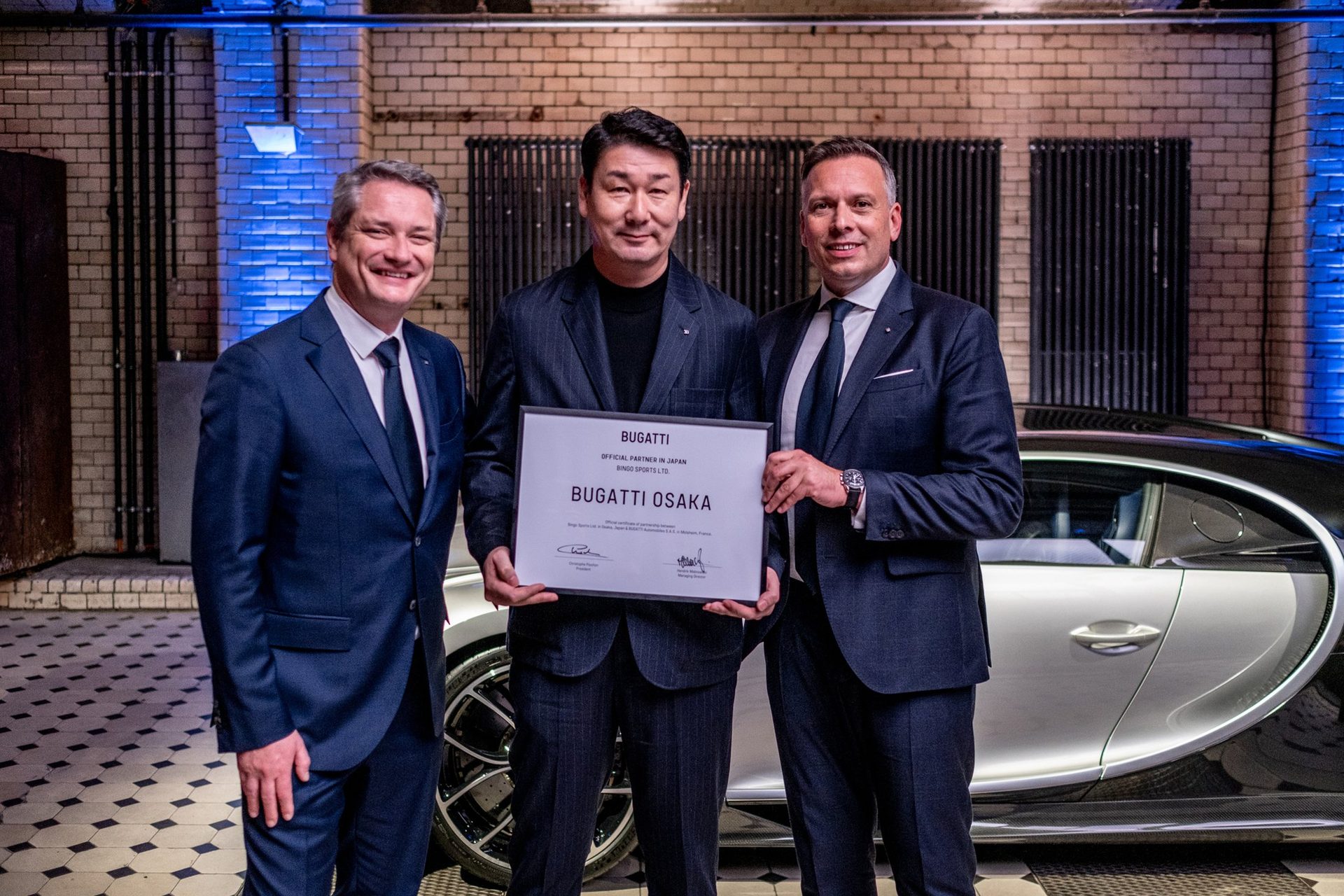 Shinji Takei receiving the Bugatti Osaka dealer award